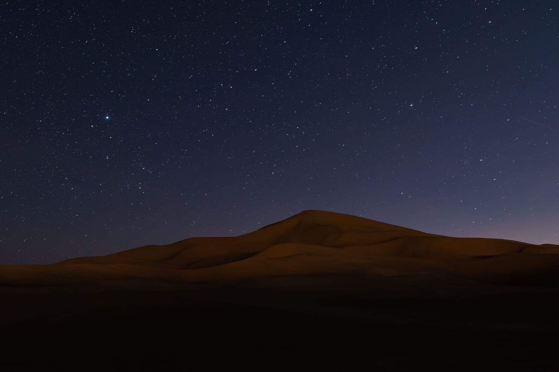Dünen der Sahara unter sternenreichem Himmel in Marokko