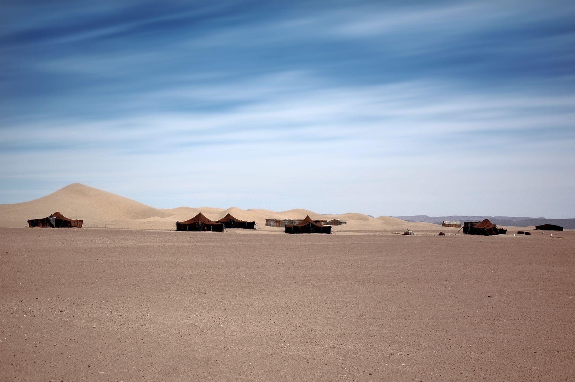 Tende tradizionali del deserto in un campo a M'Hamid