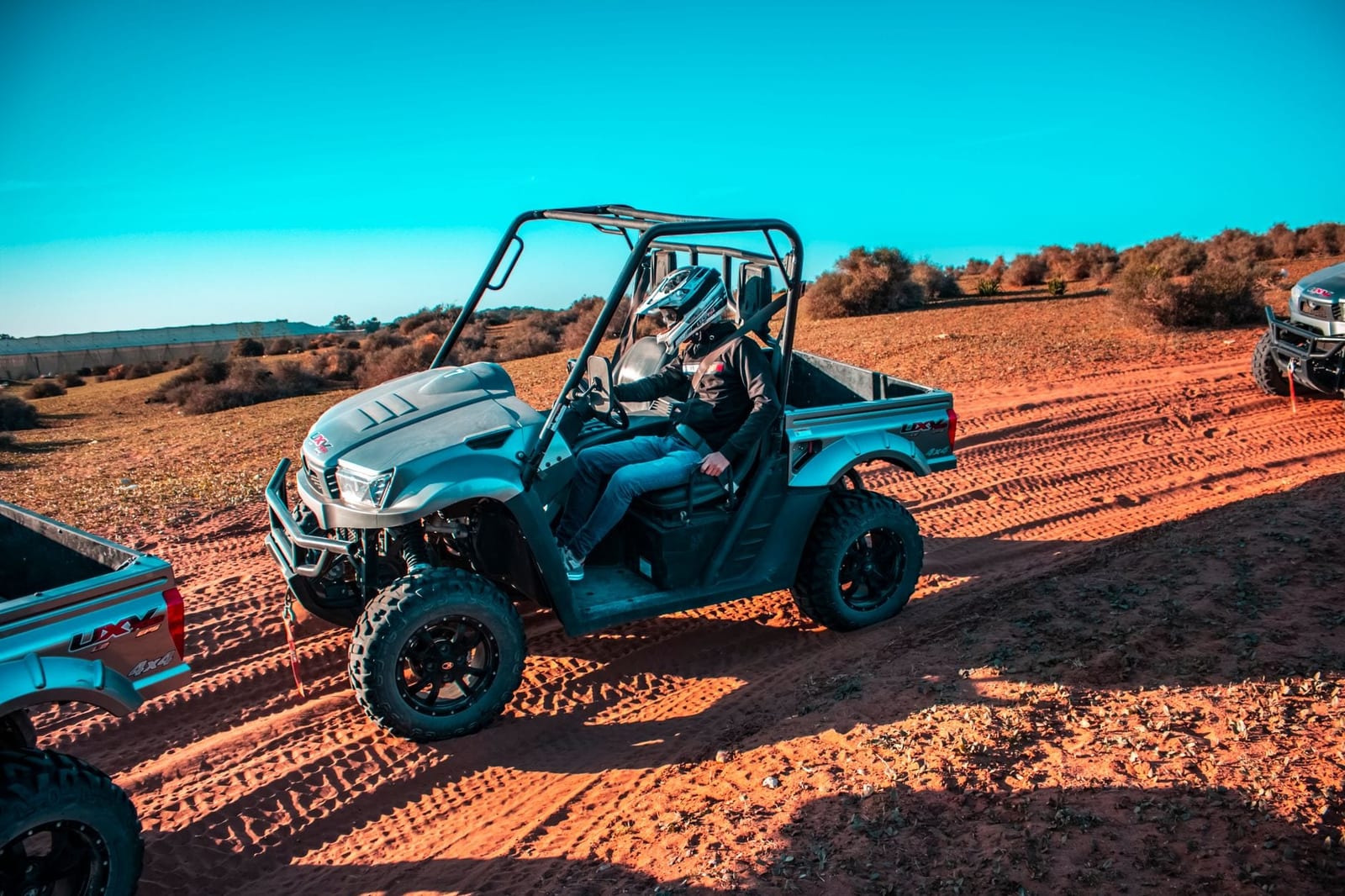 Un 4x4 tout-terrain roulant dans le désert marocain