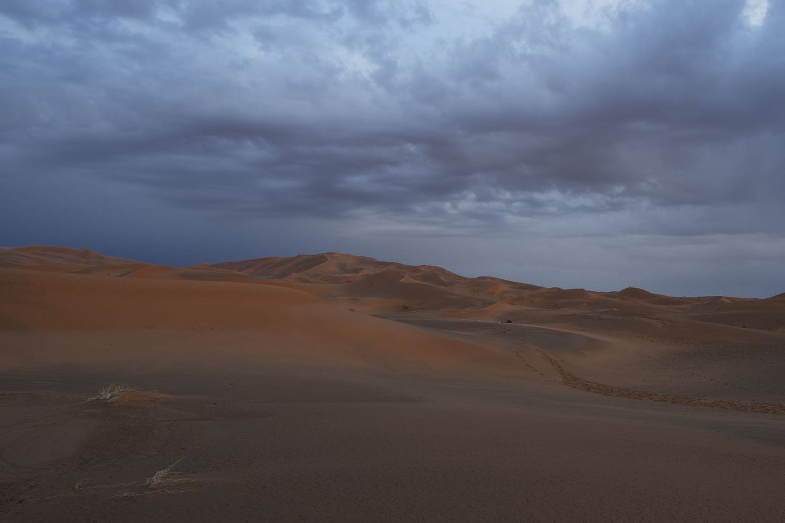 Dunes de Merzouga sous un ciel crépusculaire