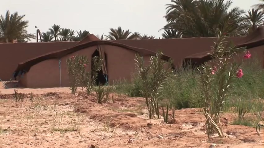 Tende del campo nel deserto al crepuscolo