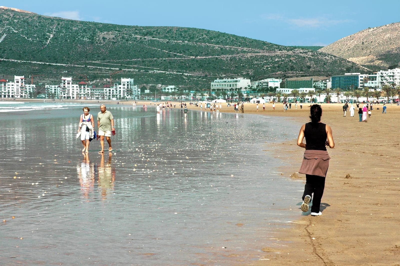 L'ampia baia e il lungomare di Agadir