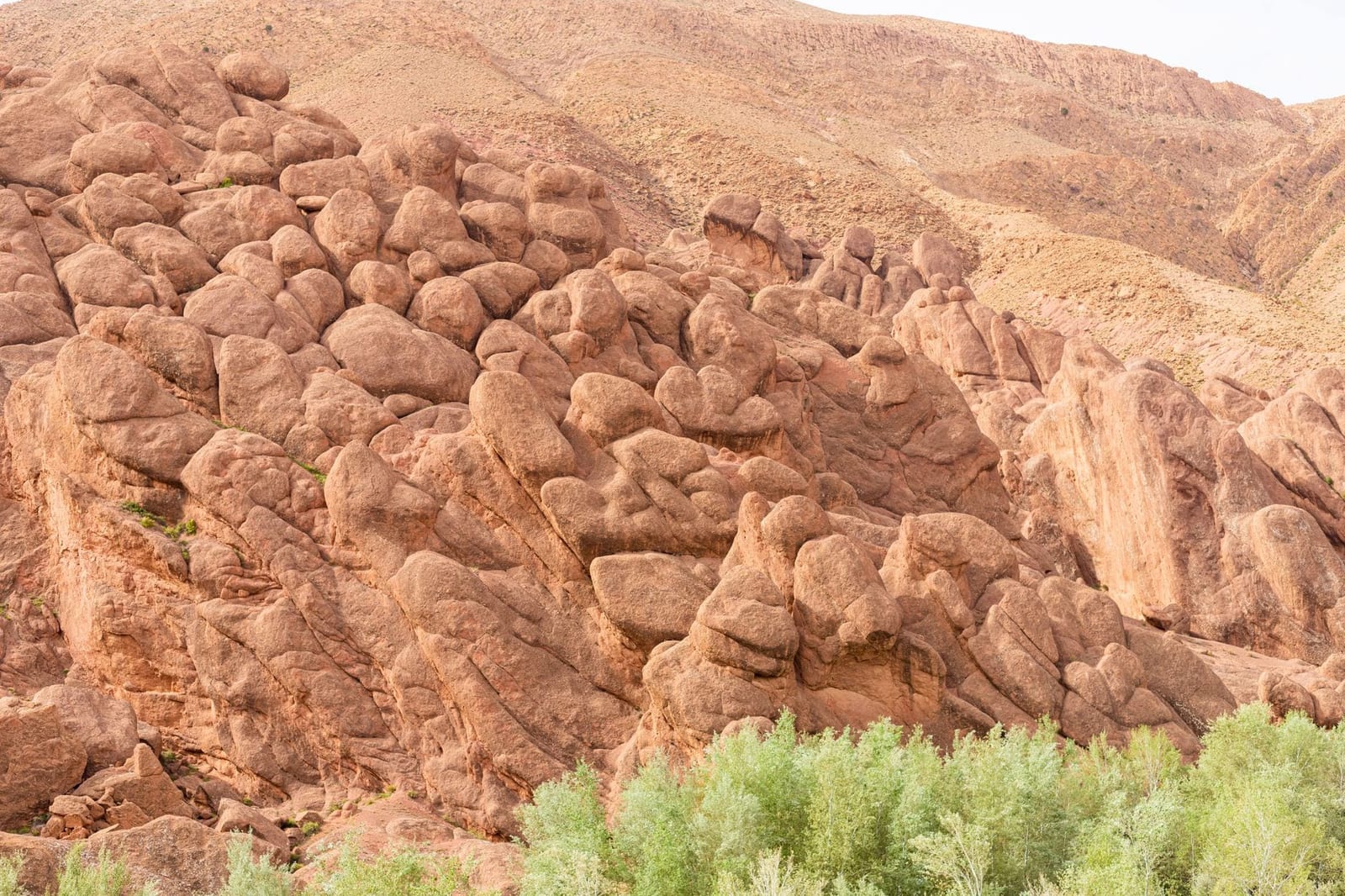 Strati rocciosi piegati sopra la valle del Dadès