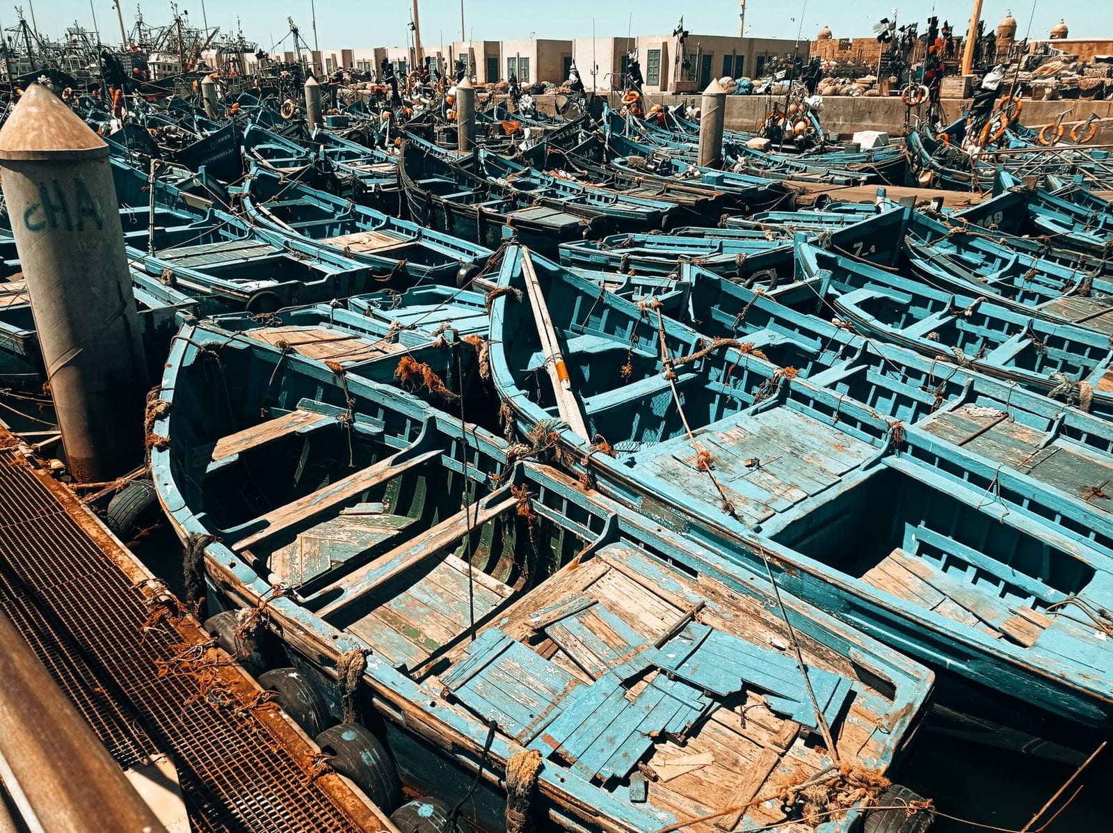Barche da pesca blu stipate nel porto di Essaouira