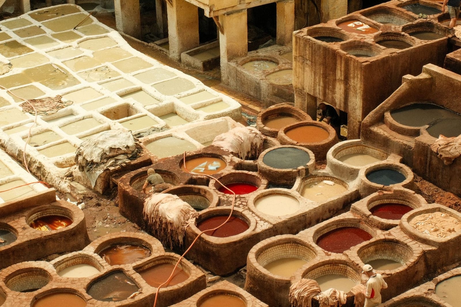 Gefärbte Häute über den Steinbecken einer Gerberei in Fes