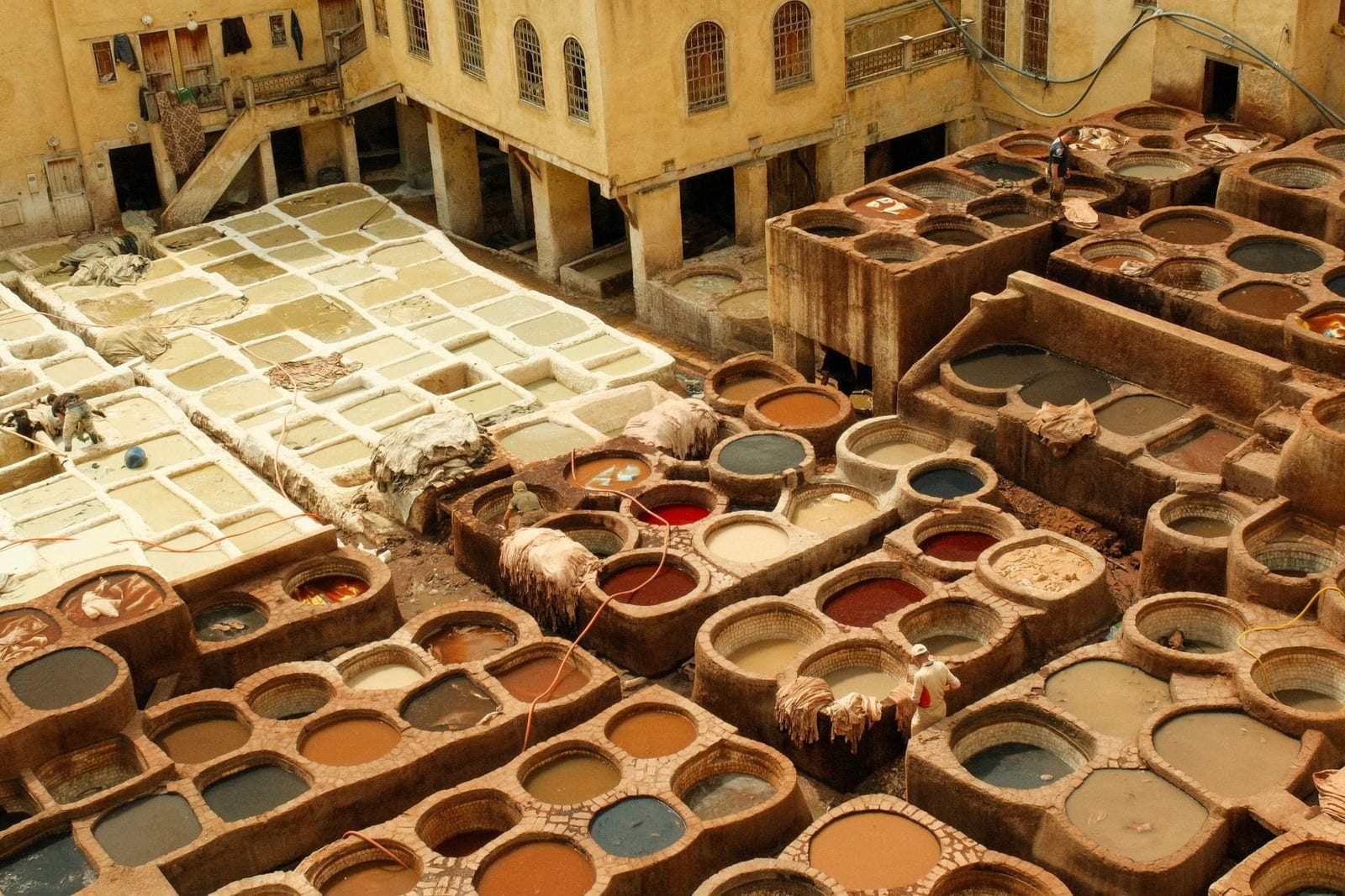Farbige Bottiche der Chouara-Gerberei in Fes