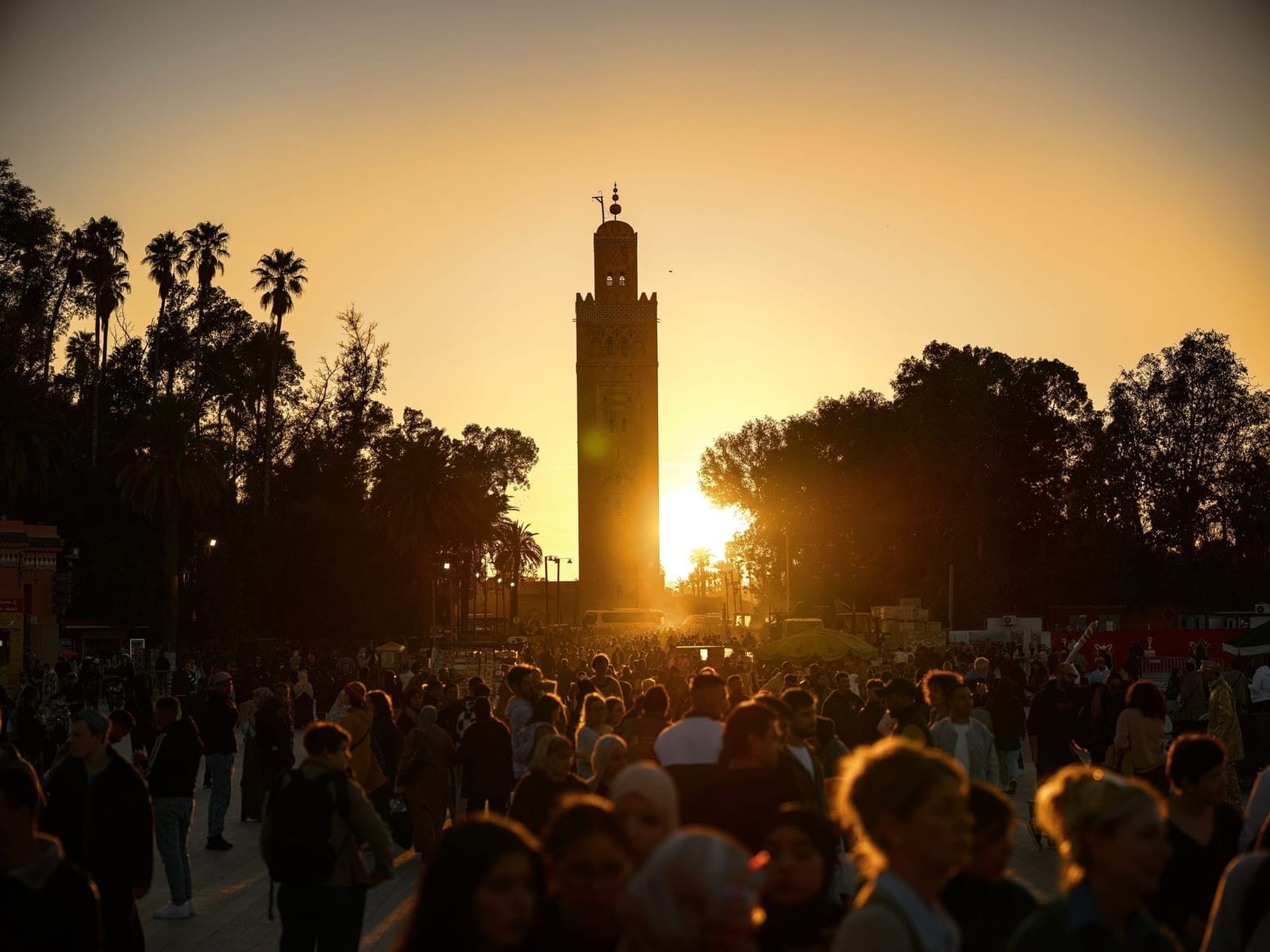 Le minaret de la Koutoubia s'élevant au-dessus des toits de Marrakech