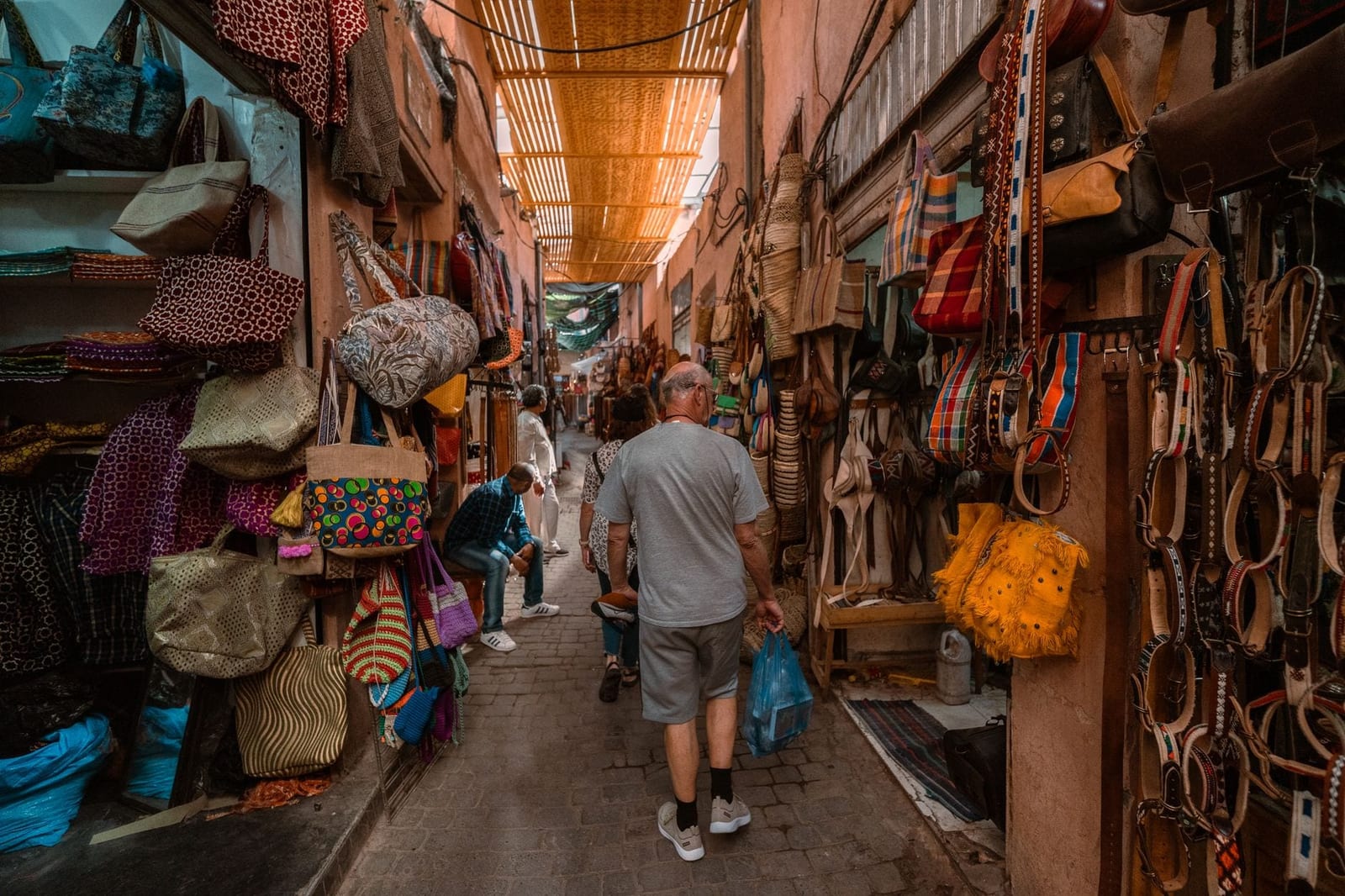 Eine enge Souk-Gasse mit Laternen in Marrakesch