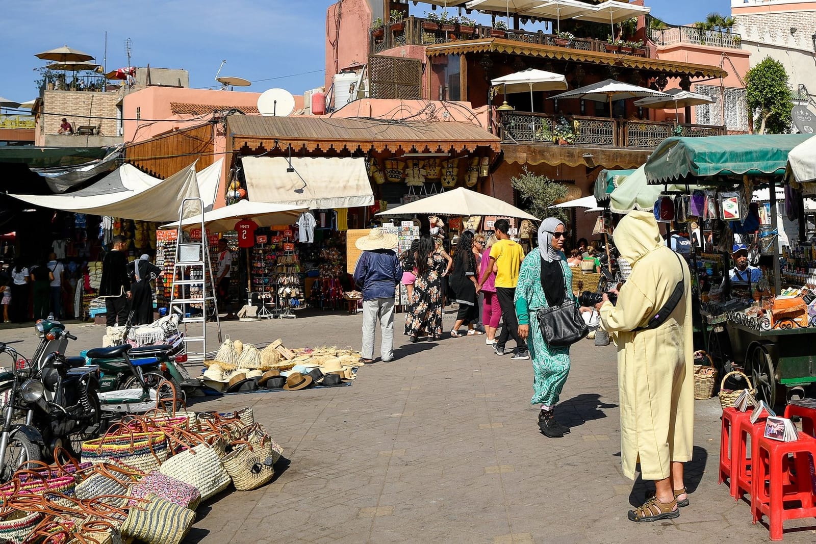 Ein Käufer in einer überdachten Marktgasse in Marrakesch