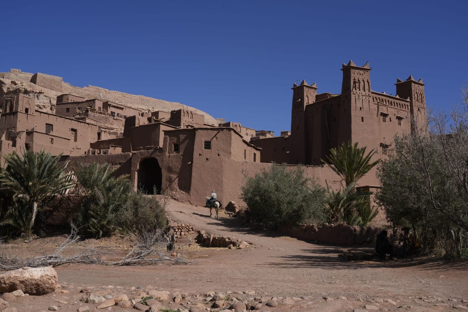 Traditionelle Kasbah-Architektur in Ouarzazate bei klarem Himmel