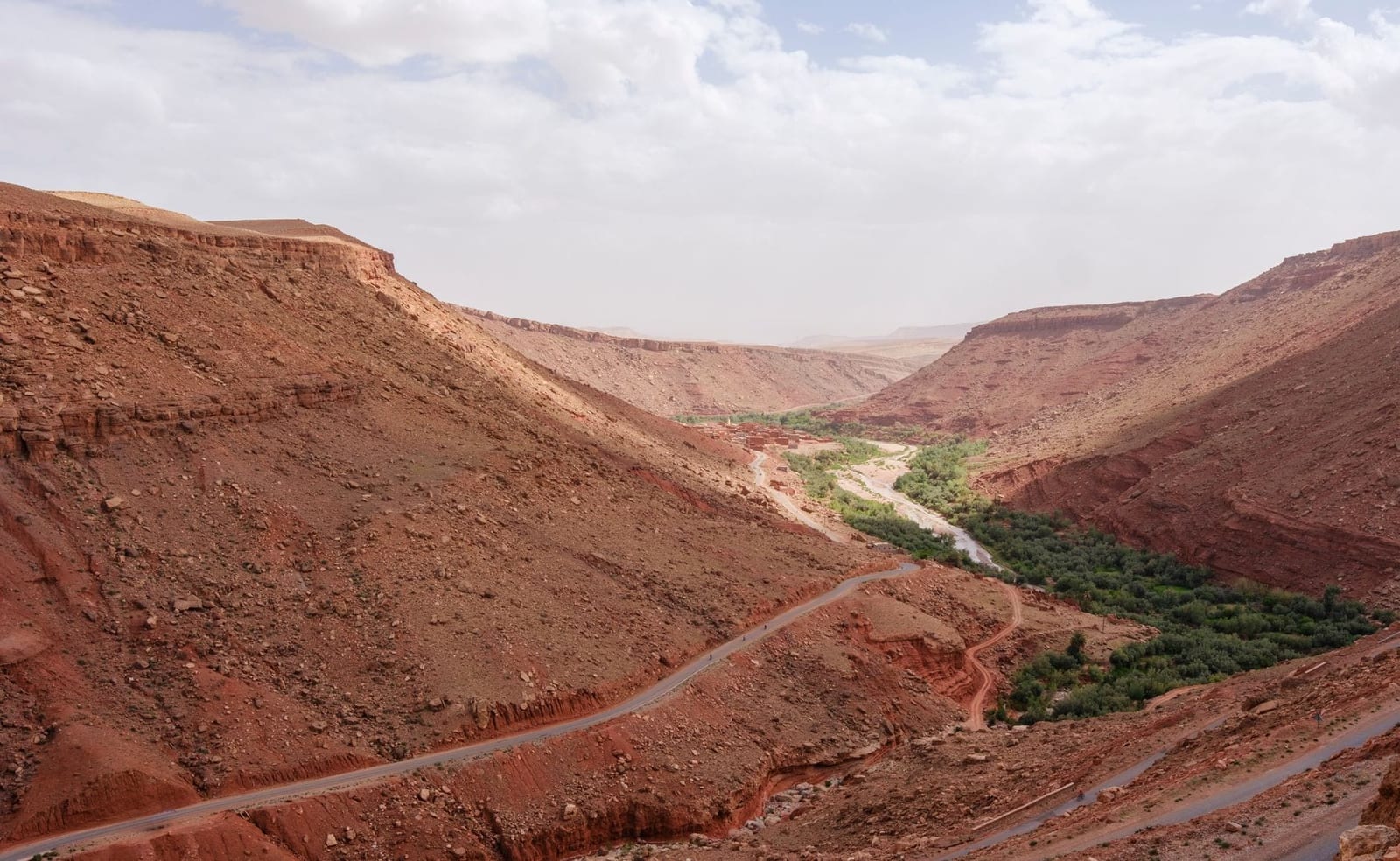 Pareti di canyon rosse e vegetazione verde in una gola marocchina