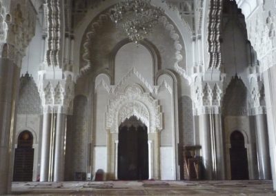 Moschee von Innen in Casablanca in Weiß